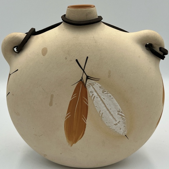 Vintage Hand-Painted Native American Pottery, Desert Pueblo “Buckskin” - Picture 3 of 9